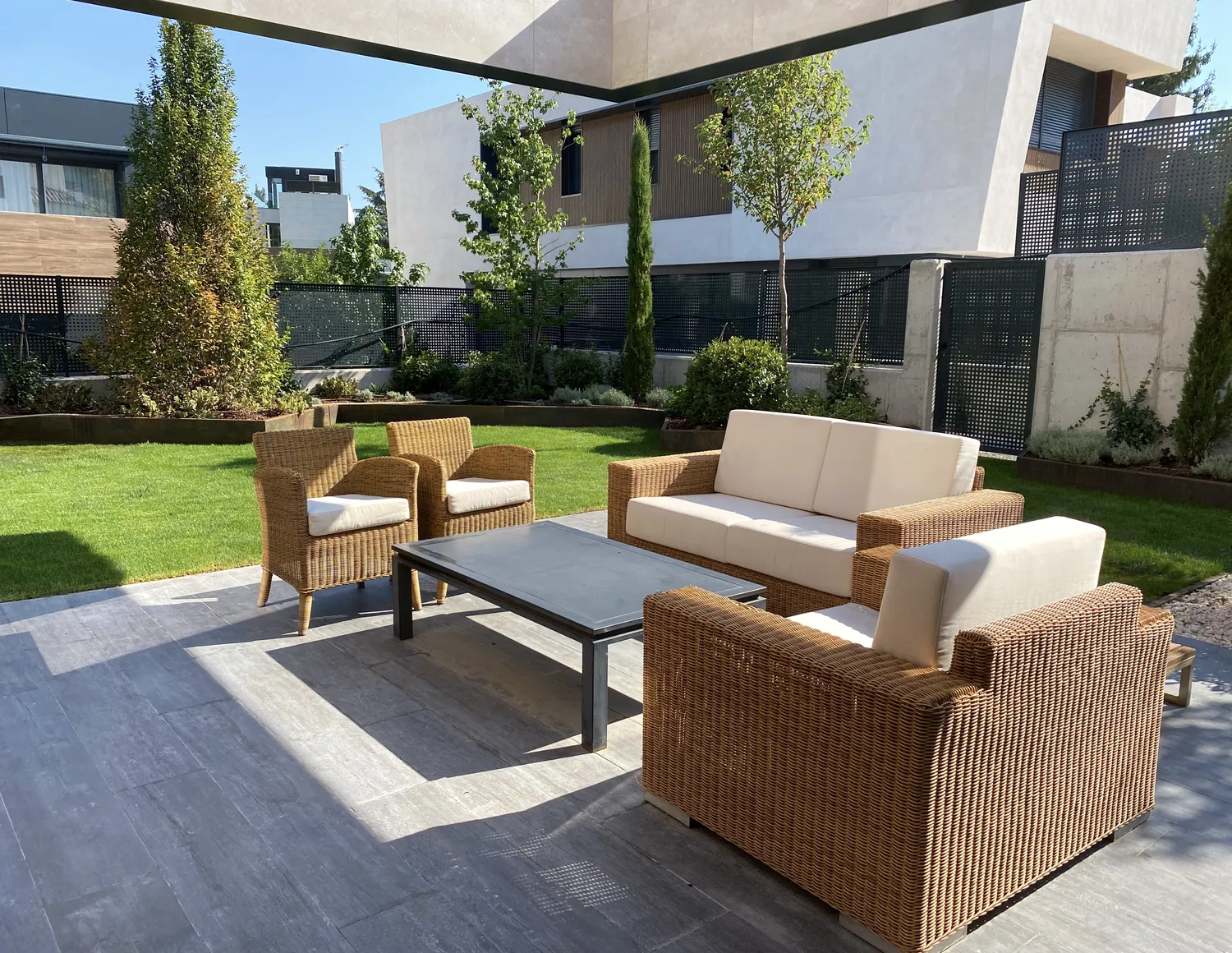 Jardín y terraza terminados en la vivienda de Mirasierra